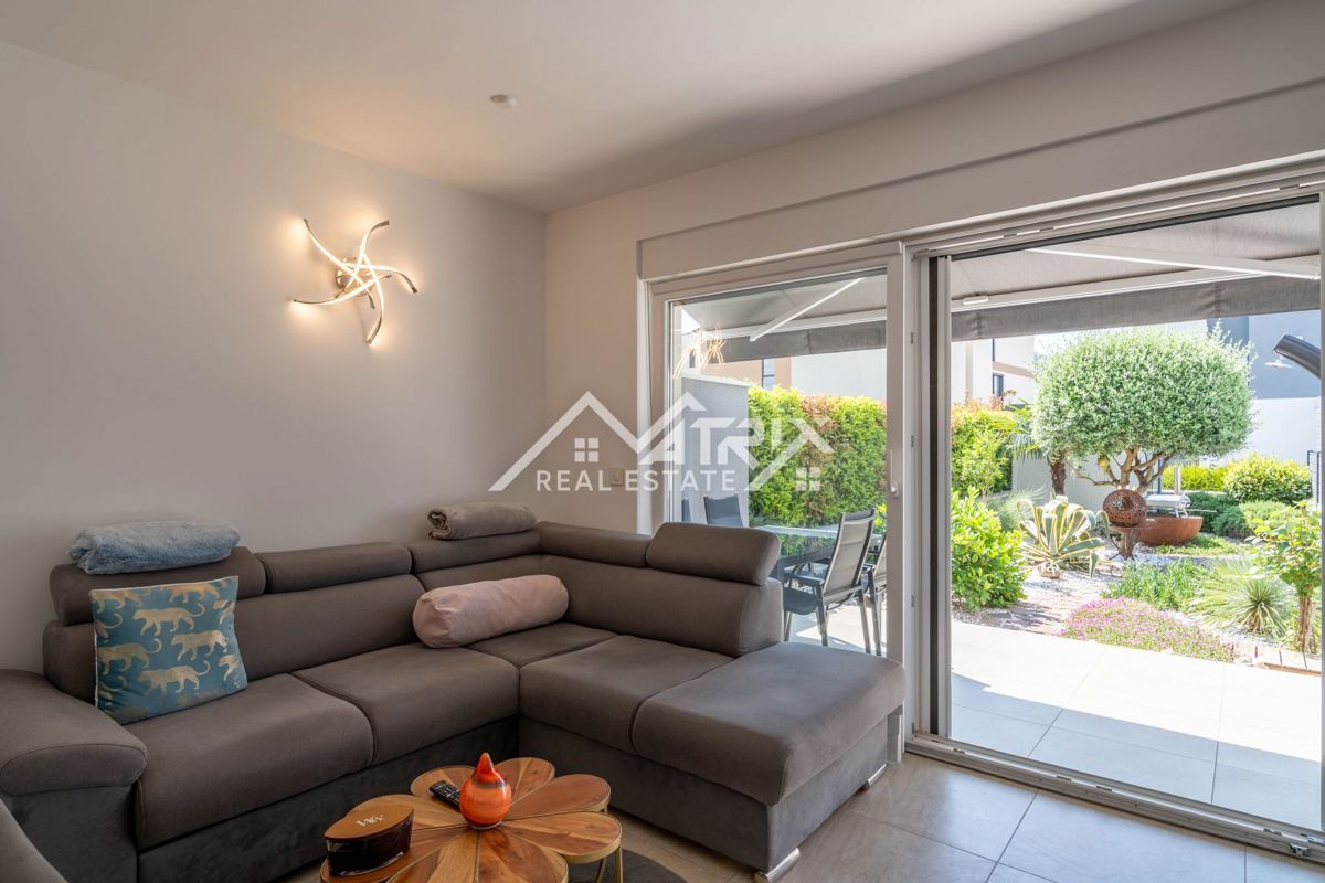 Novigrad, vrstna hiša z vrtom in pogledom na morje