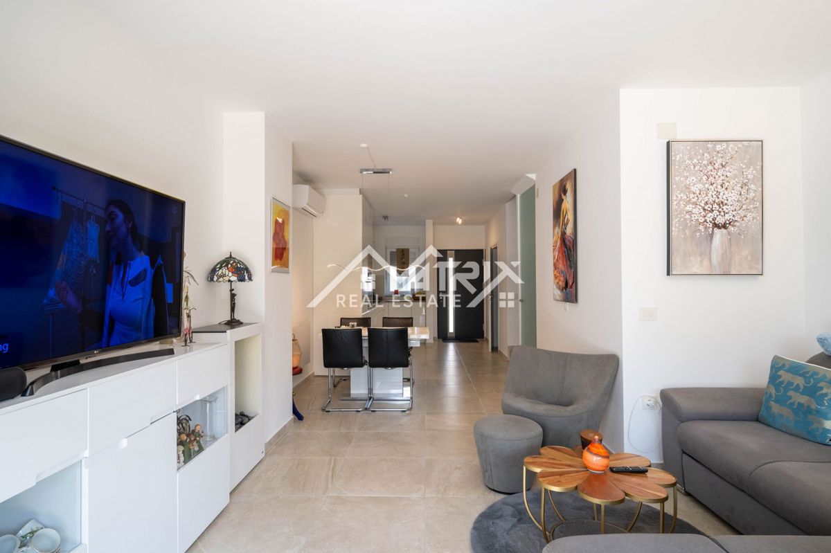 Novigrad, vrstna hiša z vrtom in pogledom na morje