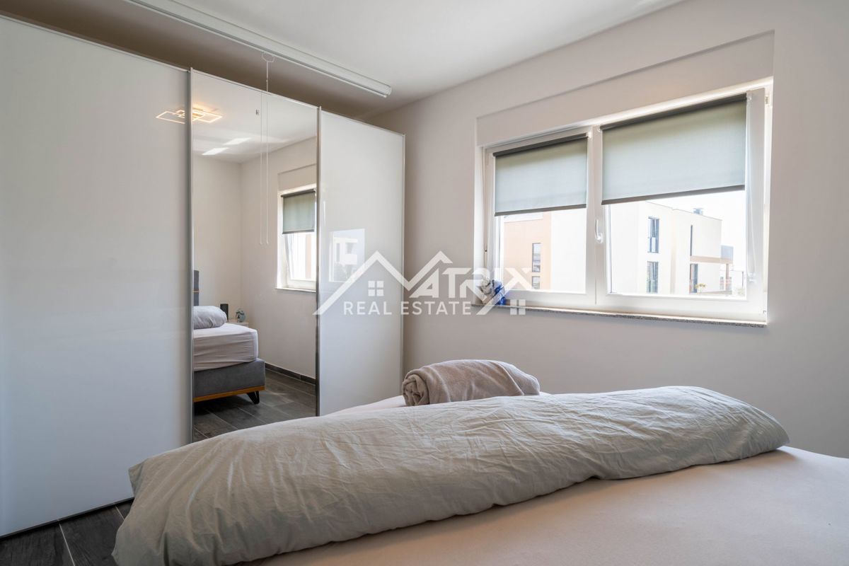 Novigrad, vrstna hiša z vrtom in pogledom na morje