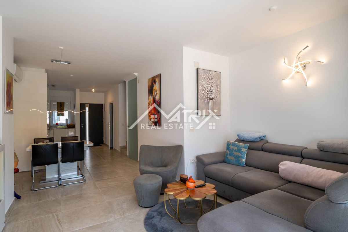 Novigrad, vrstna hiša z vrtom in pogledom na morje