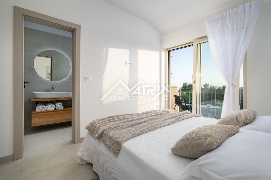 Poreč okolica,  Luksuzna vila z bazenom in pogledom na morje