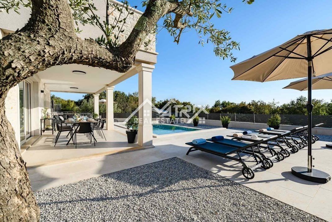 Poreč okolica,  Luksuzna vila z bazenom in pogledom na morje