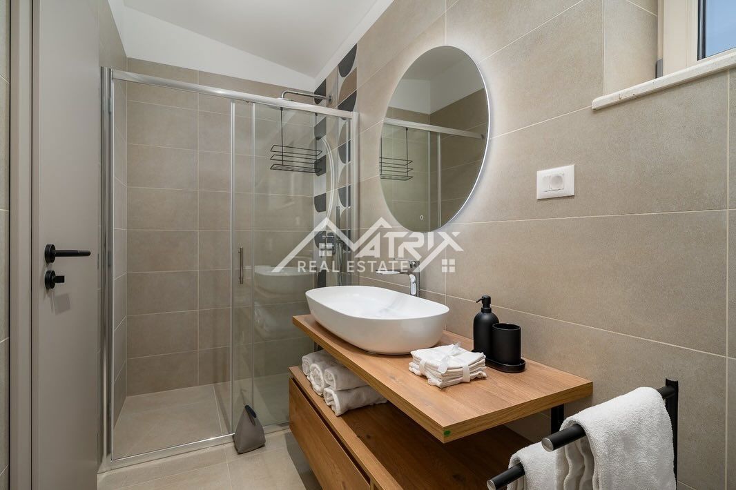 Poreč okolica,  Luksuzna vila z bazenom in pogledom na morje