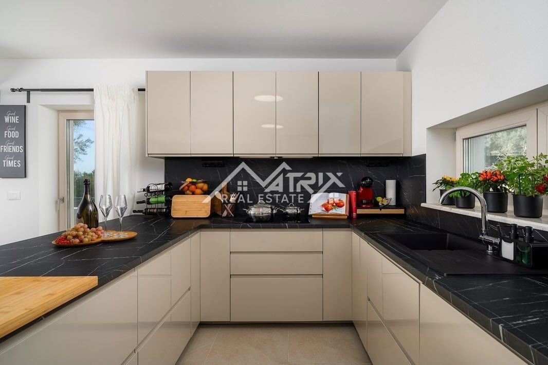 Poreč okolica,  Luksuzna vila z bazenom in pogledom na morje