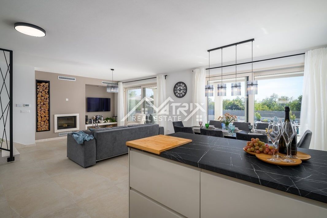 Poreč okolica,  Luksuzna vila z bazenom in pogledom na morje