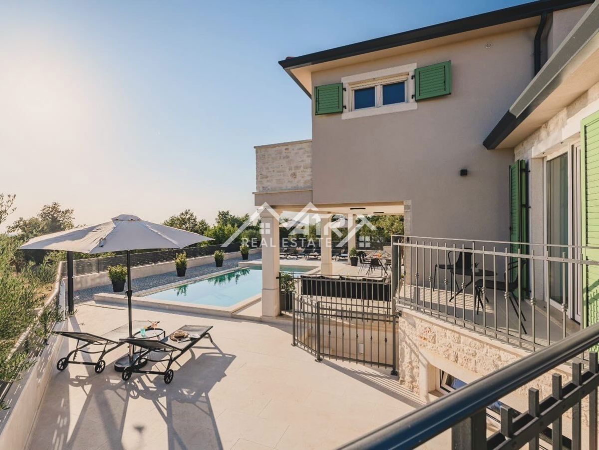 Poreč okolica,  Luksuzna vila z bazenom in pogledom na morje