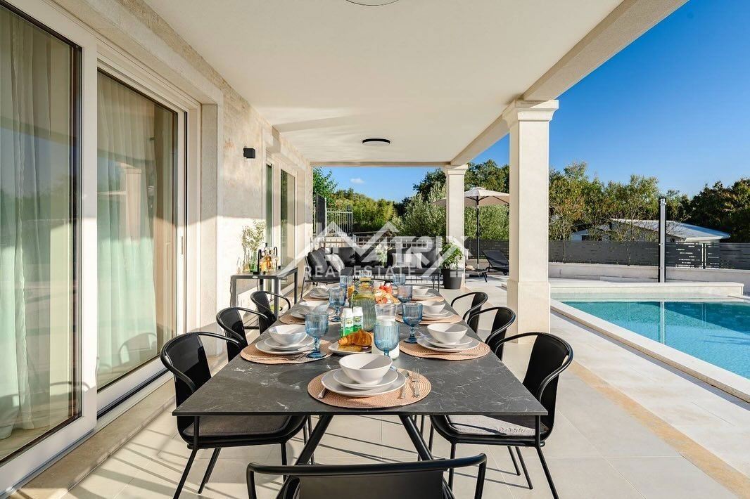 Poreč okolica,  Luksuzna vila z bazenom in pogledom na morje