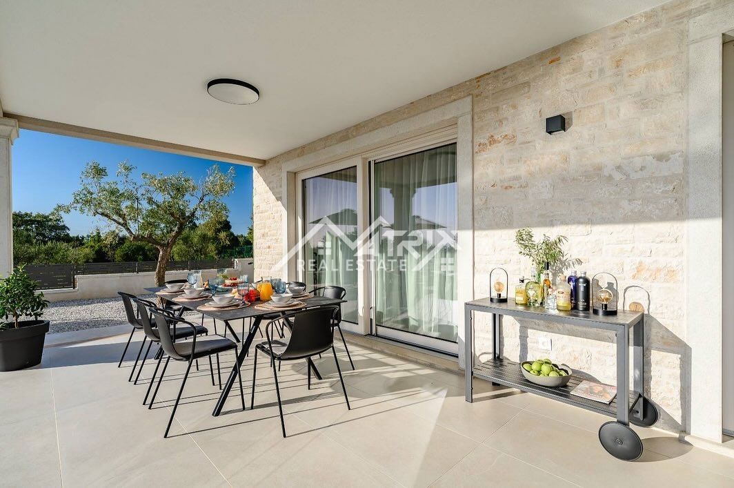 Poreč okolica,  Luksuzna vila z bazenom in pogledom na morje