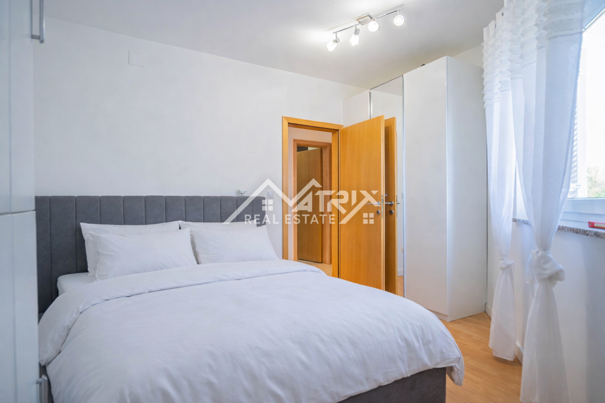 Vodnjan okolica, svetlo 2-sobno stanovanje z 2 terasama, 1 km morja