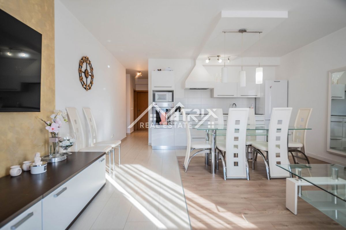 Vodnjan okolica, svetlo 2-sobno stanovanje z 2 terasama, 1 km morja