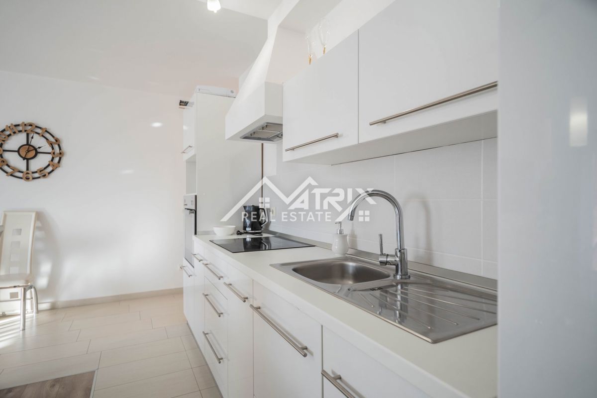 Vodnjan okolica, svetlo 2-sobno stanovanje z 2 terasama, 1 km morja