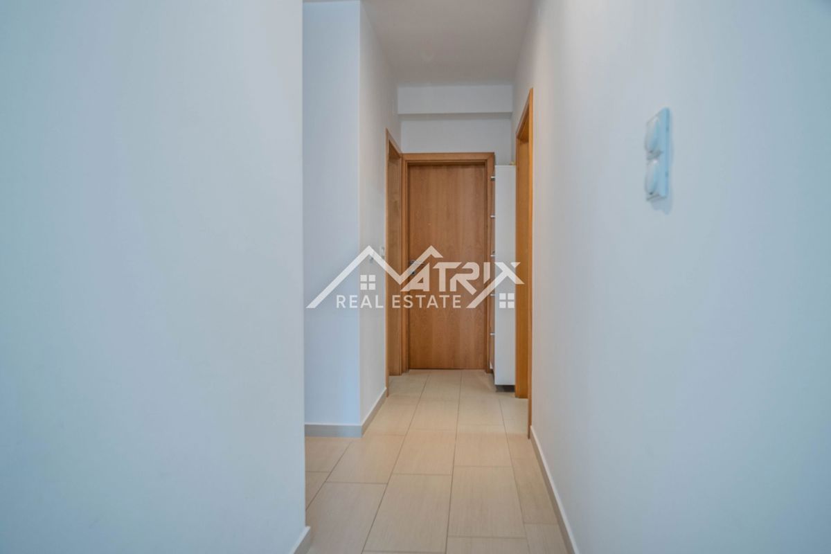 Vodnjan okolica, svetlo 2-sobno stanovanje z 2 terasama, 1 km morja