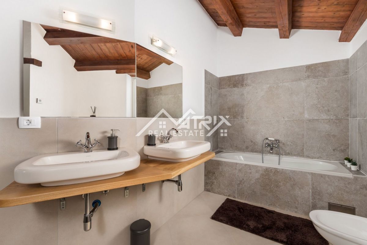 Poreč okolica - razkošna rustikalna vila z velikim vrtom