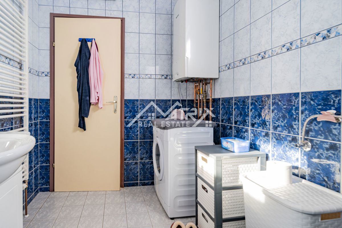 Hiša Sarvaš, Osijek - Okolica, 200m2