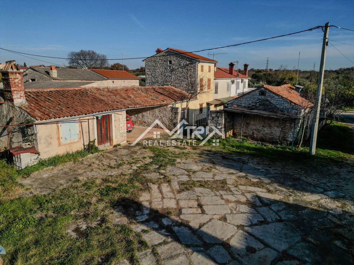 Vodnjan okolica, Hiša z dvoriščem za prenovo, blizu morja