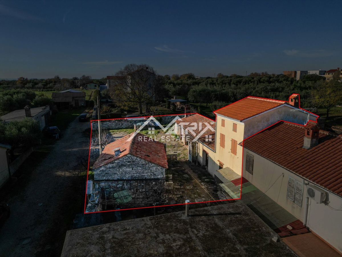 Vodnjan okolica, Hiša z dvoriščem za prenovo, blizu morja