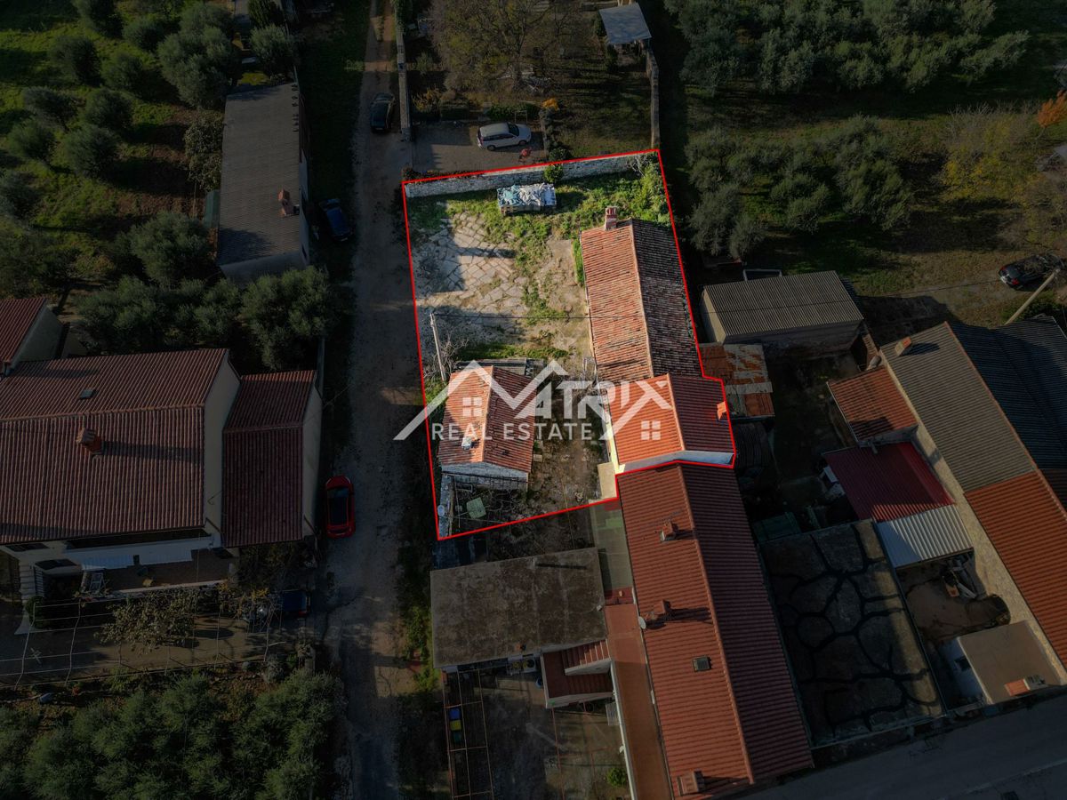 Vodnjan okolica, Hiša z dvoriščem za prenovo, blizu morja