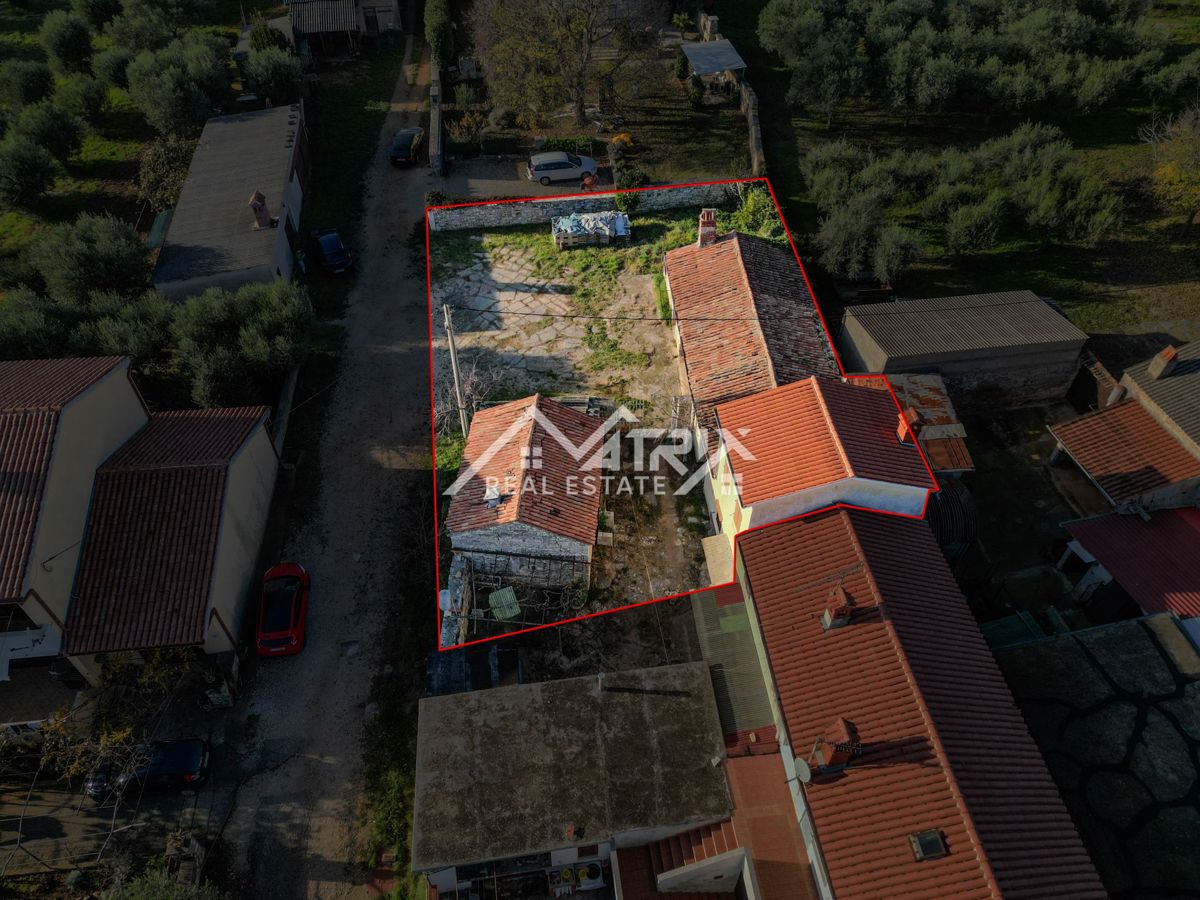 Vodnjan okolica, Hiša z dvoriščem za prenovo, blizu morja