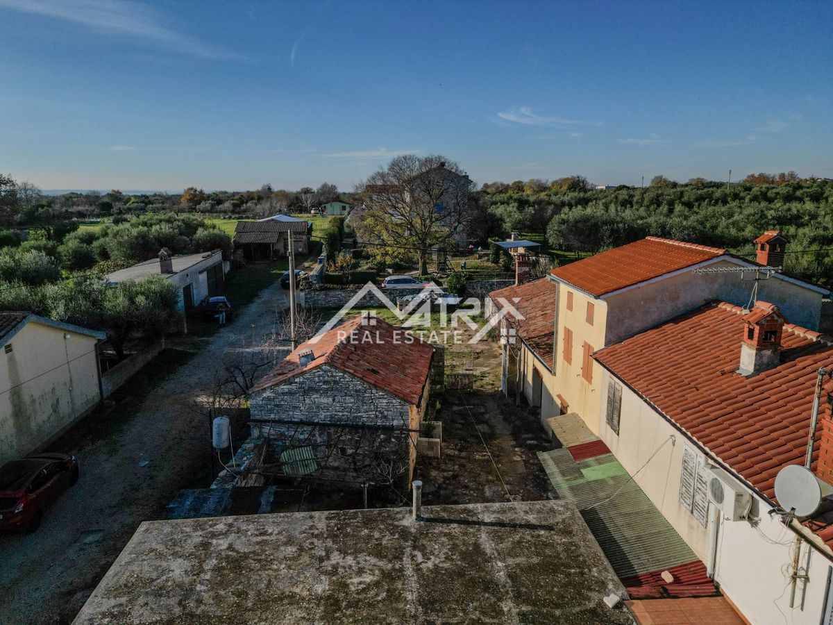 Vodnjan okolica, Hiša z dvoriščem za prenovo, blizu morja