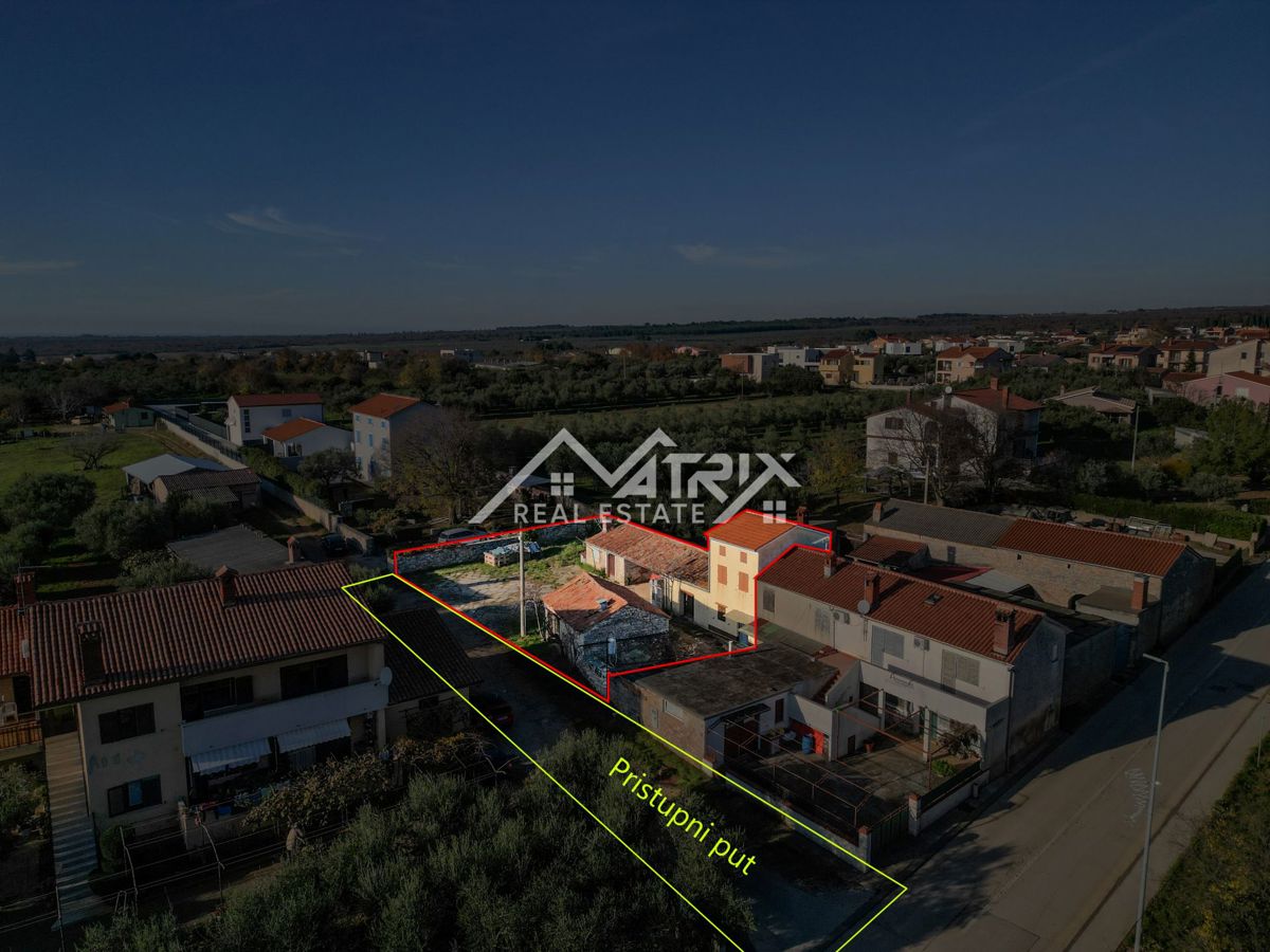 Vodnjan okolica, Hiša z dvoriščem za prenovo, blizu morja