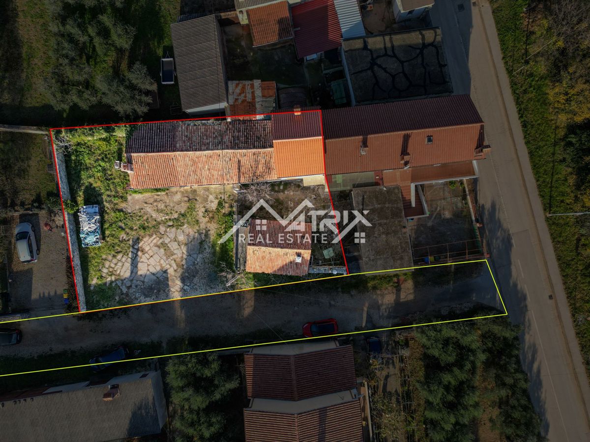 Vodnjan okolica, Hiša z dvoriščem za prenovo, blizu morja