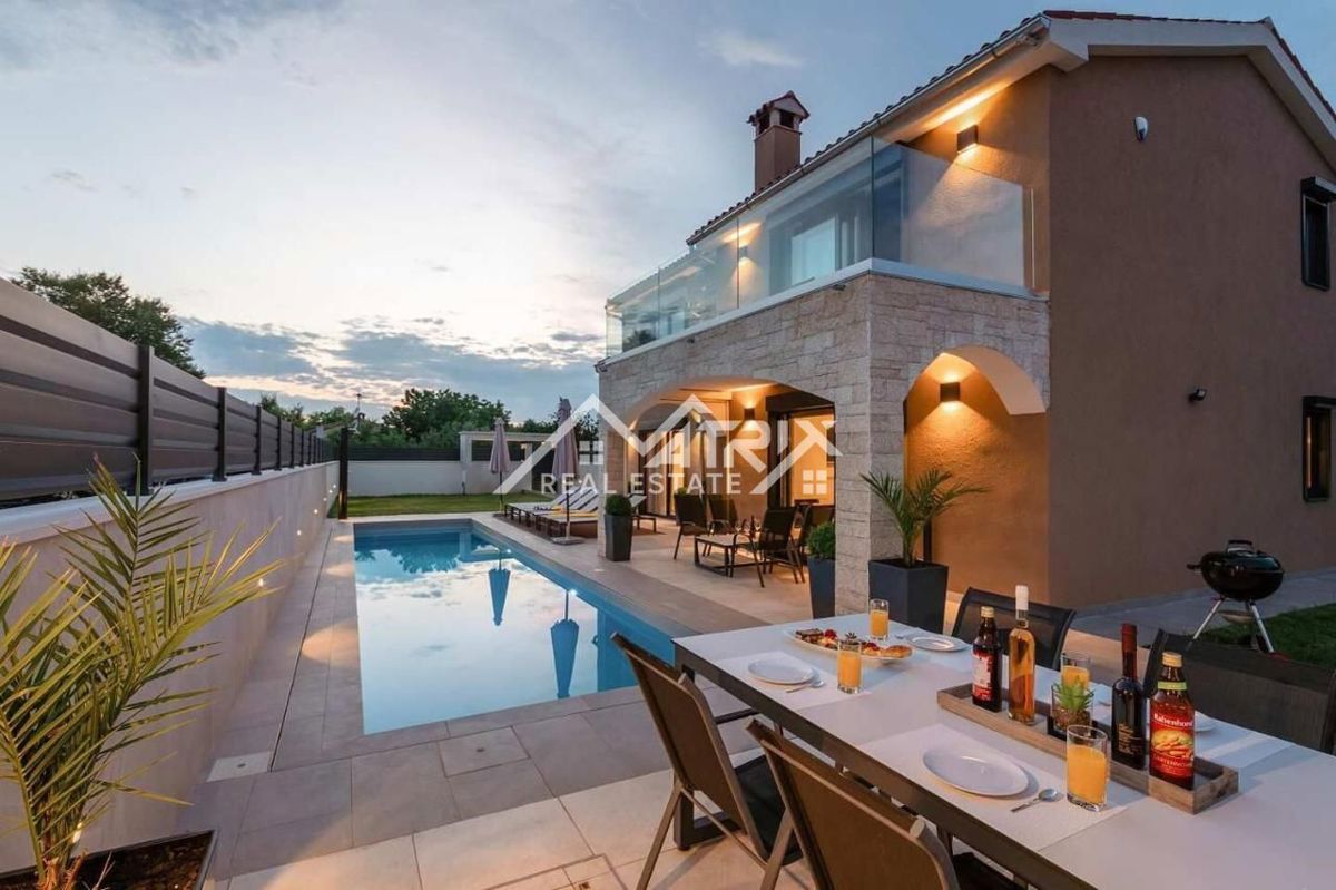 Poreč, luksuzna vila z bazenom le 4 km od centra, Novo!