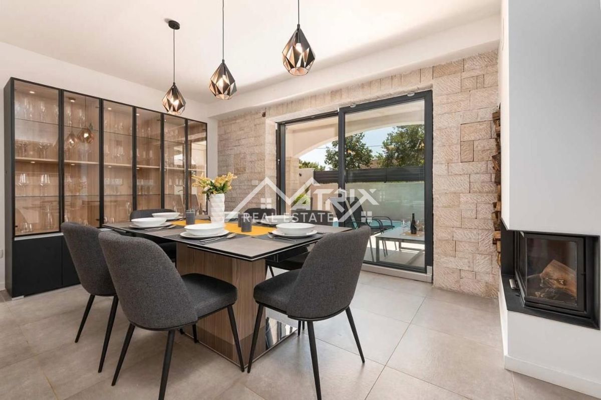 Poreč, luksuzna vila z bazenom le 4 km od centra, Novo!