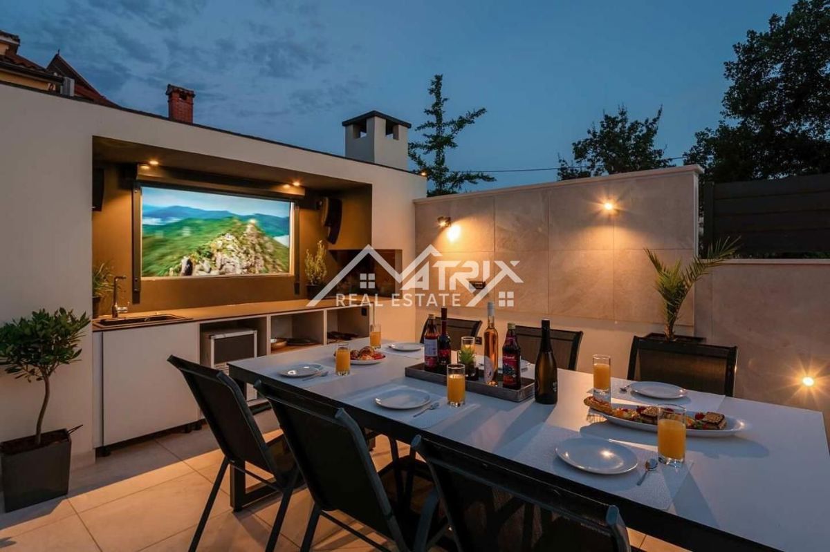 Poreč, luksuzna vila z bazenom le 4 km od centra, Novo!