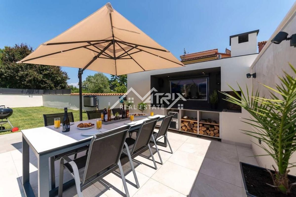 Poreč, luksuzna vila z bazenom le 4 km od centra, Novo!