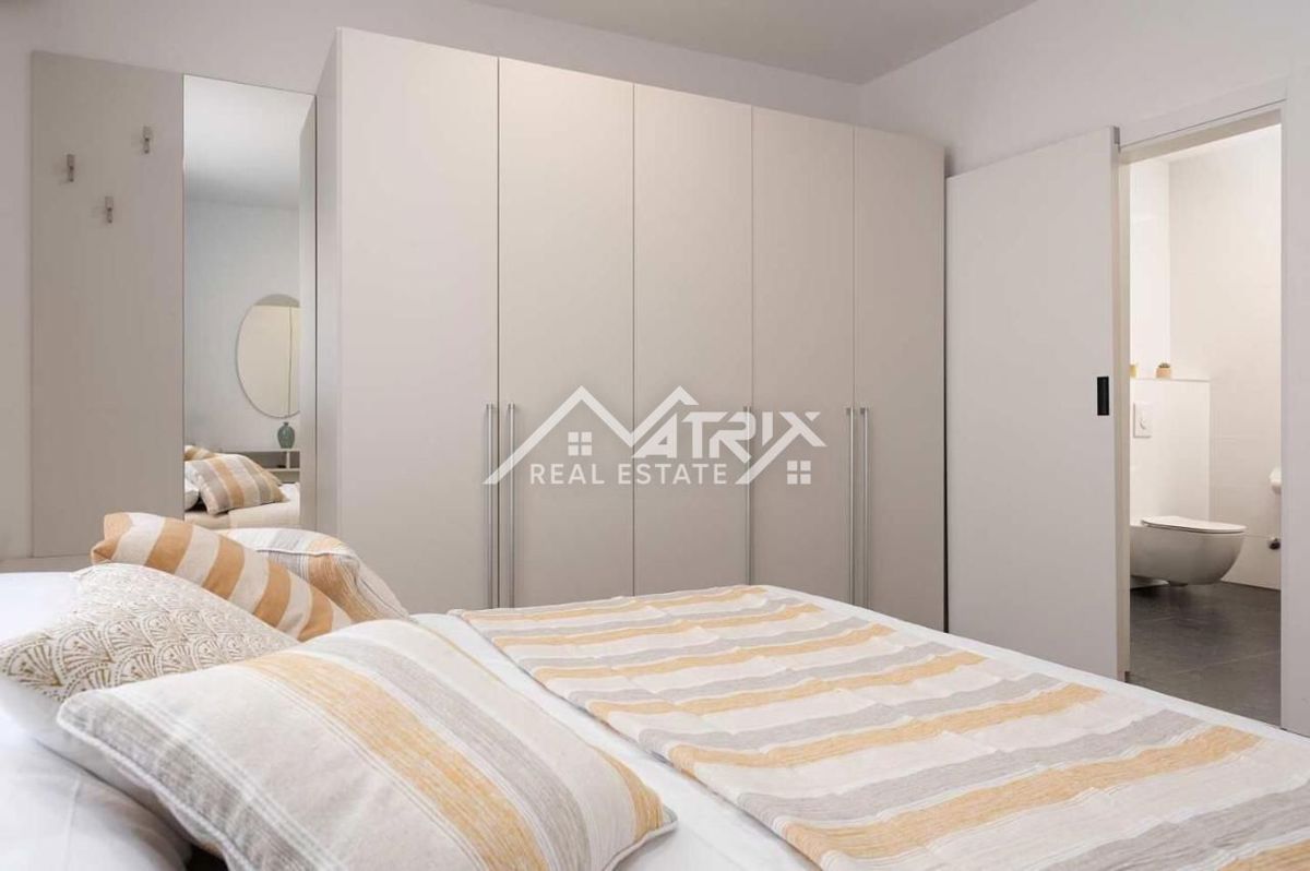 Poreč, luksuzna vila z bazenom le 4 km od centra, Novo!