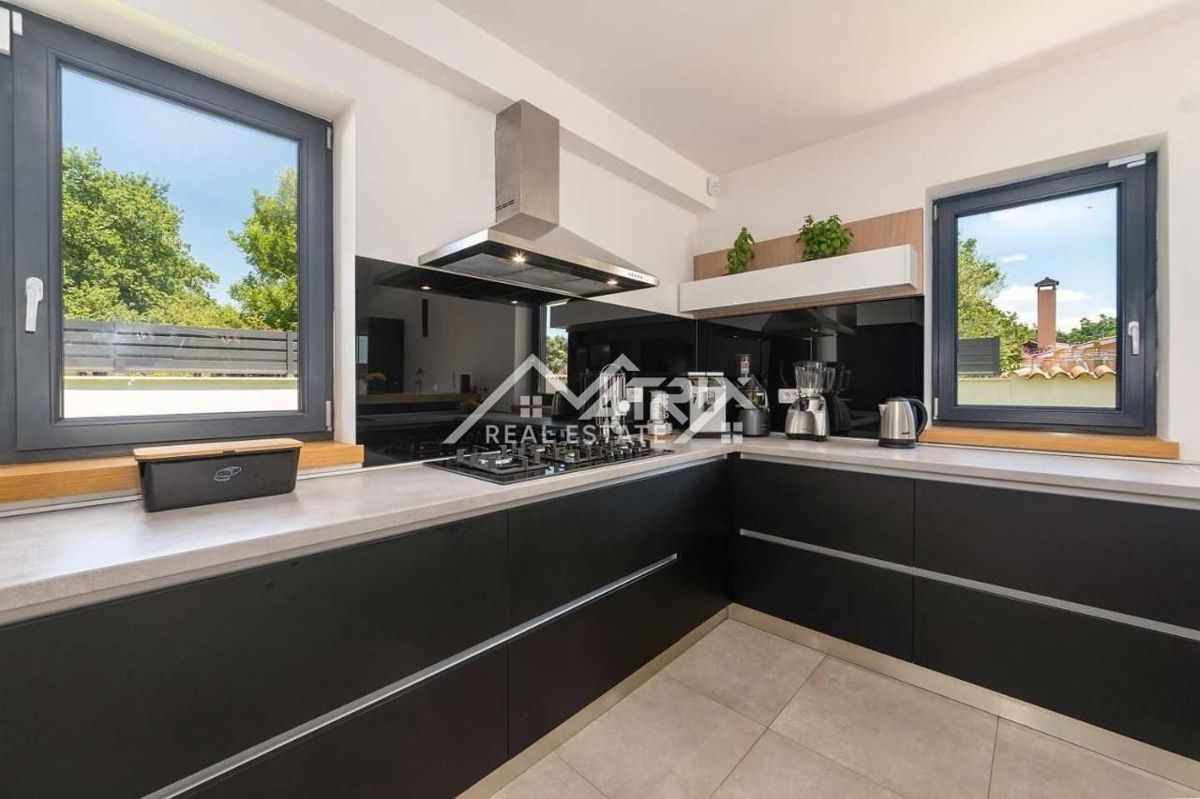 Poreč, luksuzna vila z bazenom le 4 km od centra, Novo!