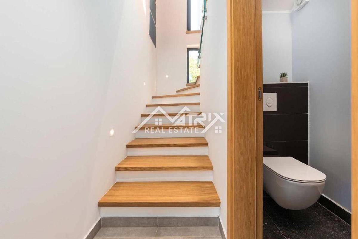 Poreč, luksuzna vila z bazenom le 4 km od centra, Novo!