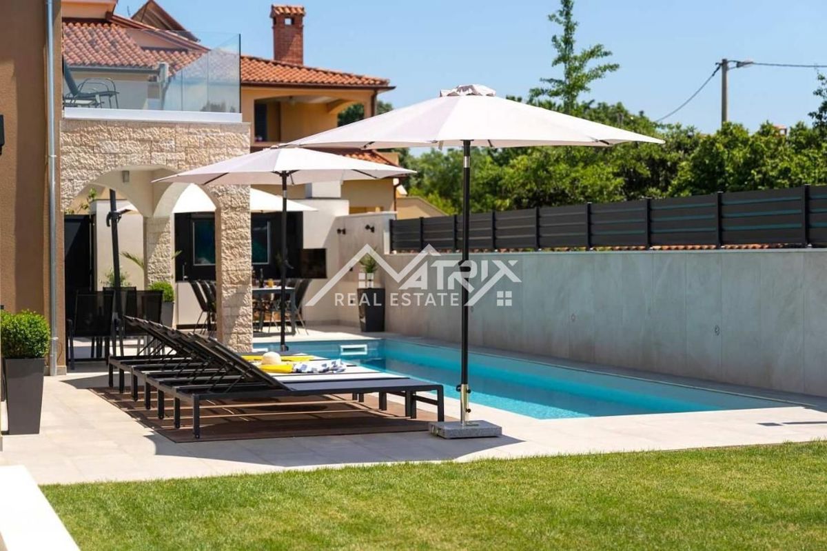 Poreč, luksuzna vila z bazenom le 4 km od centra, Novo!