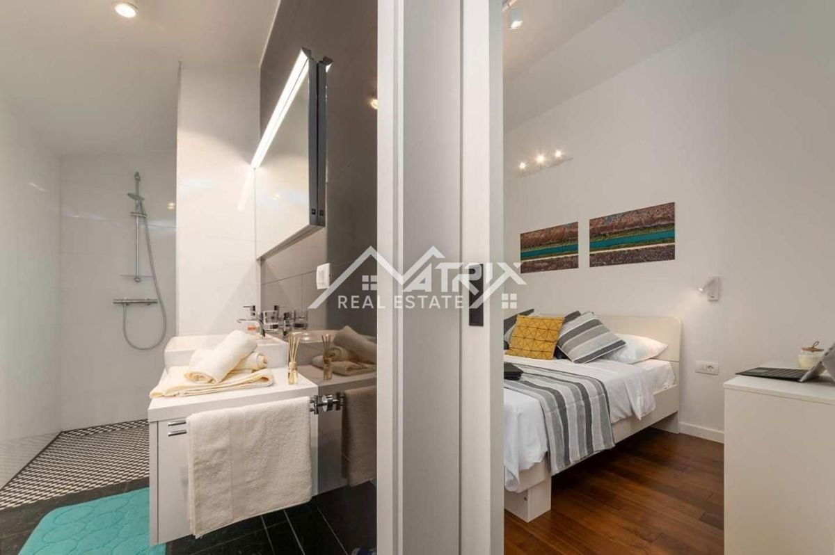 Poreč, luksuzna vila z bazenom le 4 km od centra, Novo!