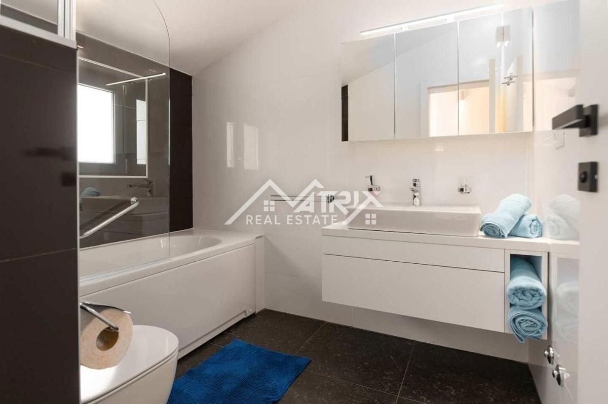 Poreč, luksuzna vila z bazenom le 4 km od centra, Novo!