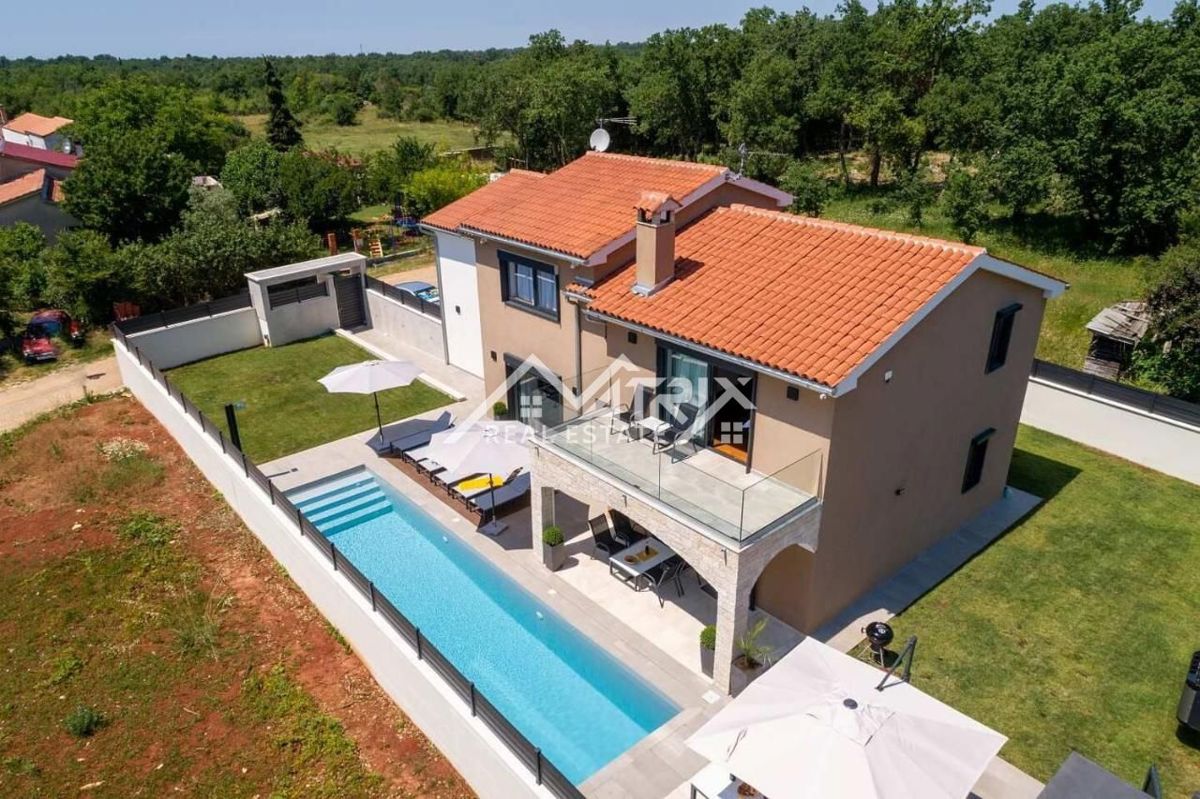 Poreč, luksuzna vila z bazenom le 4 km od centra, Novo!