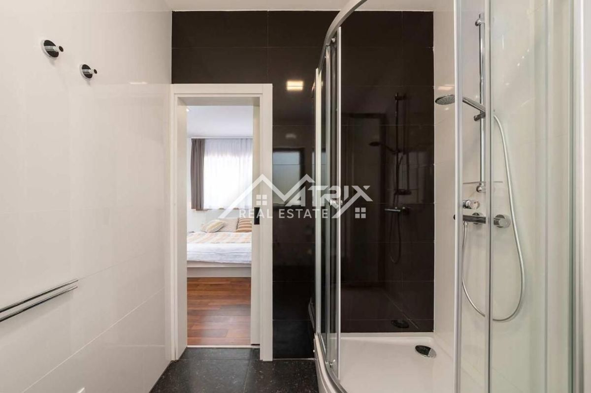 Poreč, luksuzna vila z bazenom le 4 km od centra, Novo!