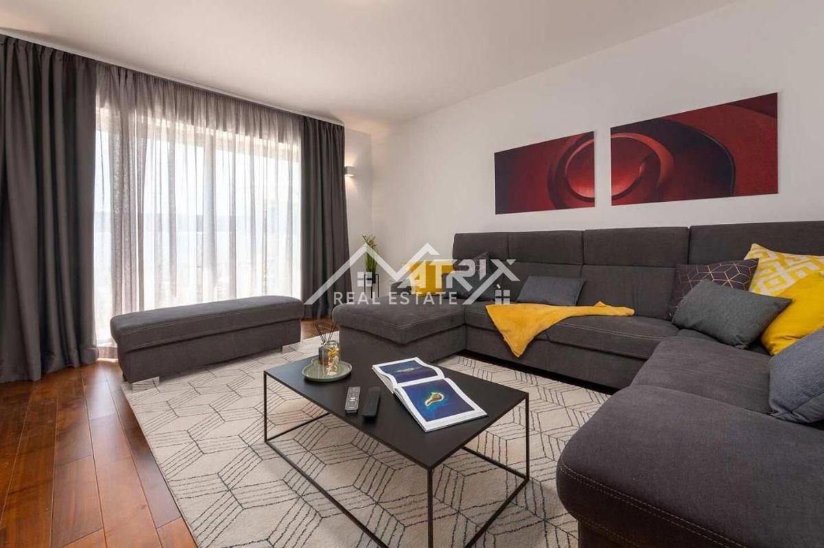 Poreč, luksuzna vila z bazenom le 4 km od centra, Novo!