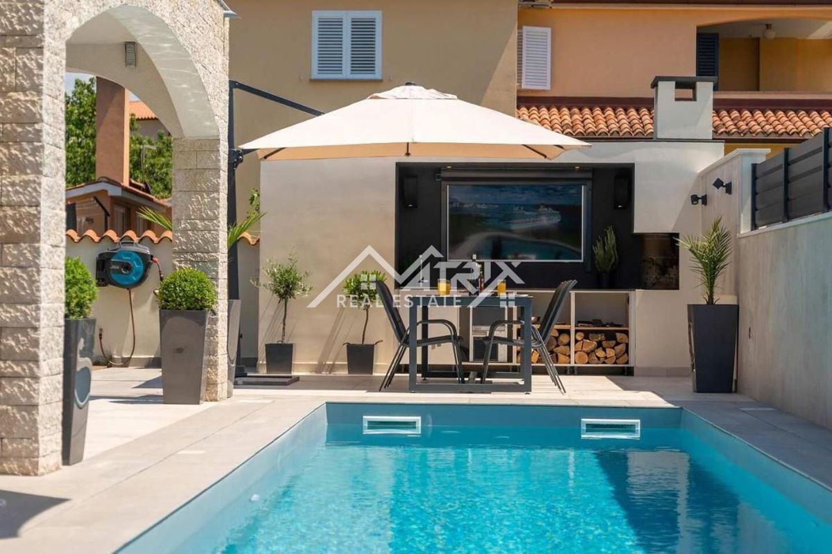 Poreč, luksuzna vila z bazenom le 4 km od centra, Novo!