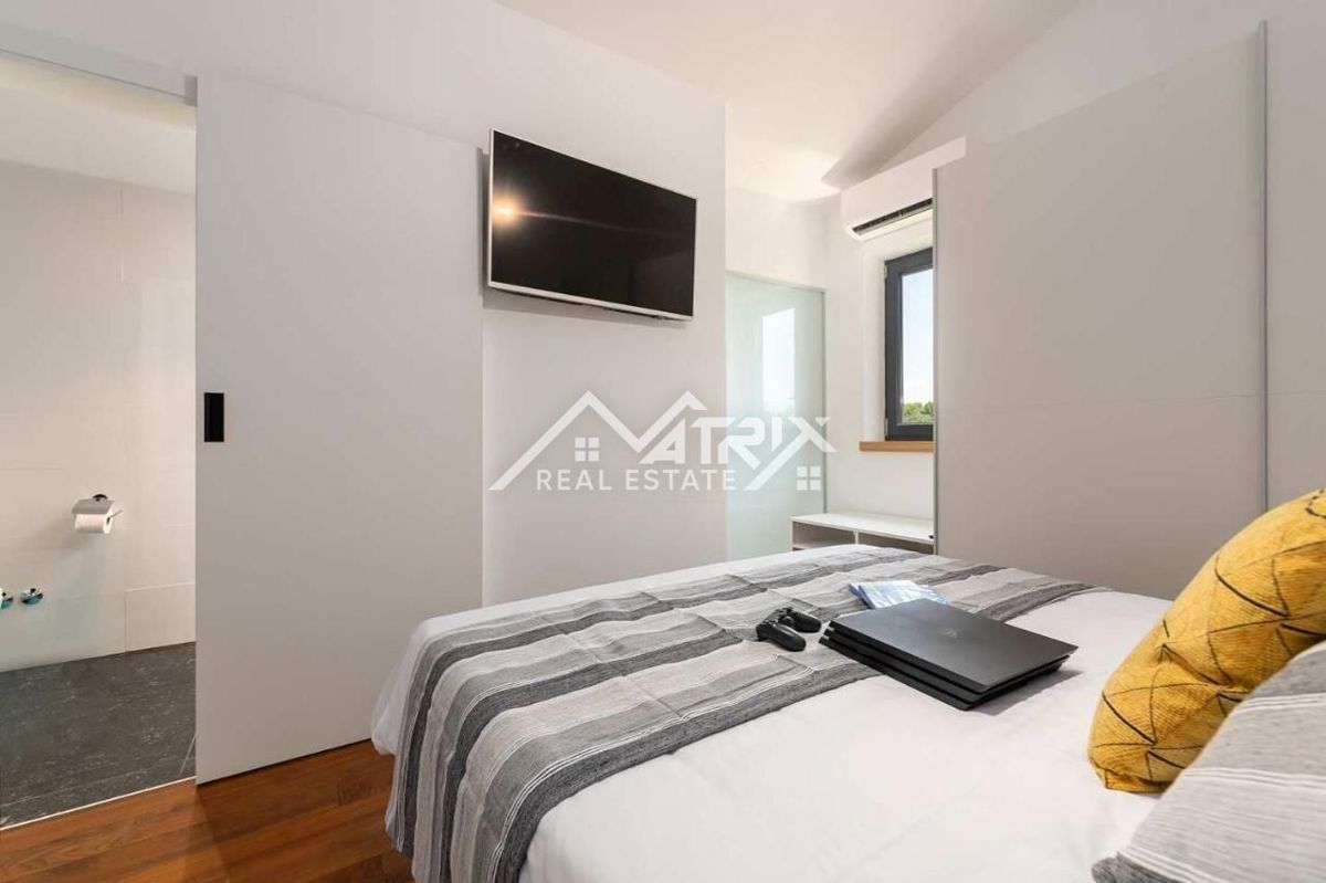 Poreč, luksuzna vila z bazenom le 4 km od centra, Novo!