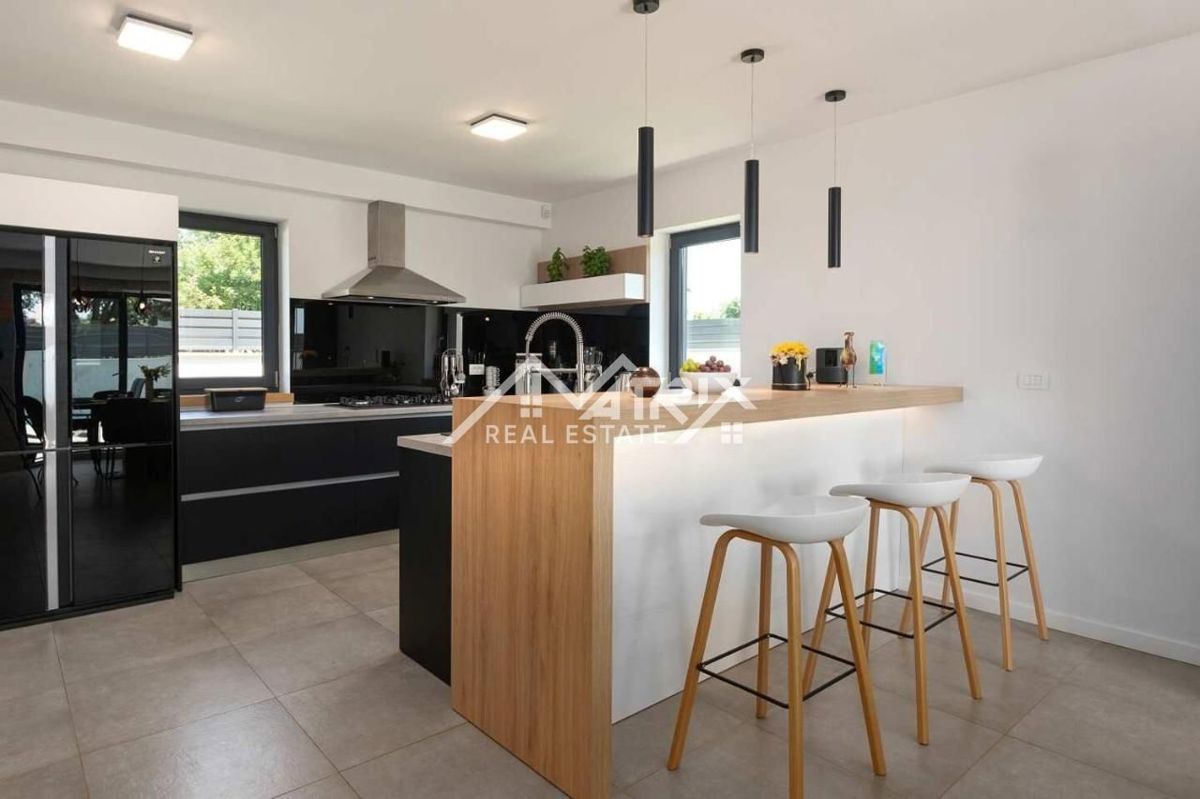 Poreč, luksuzna vila z bazenom le 4 km od centra, Novo!