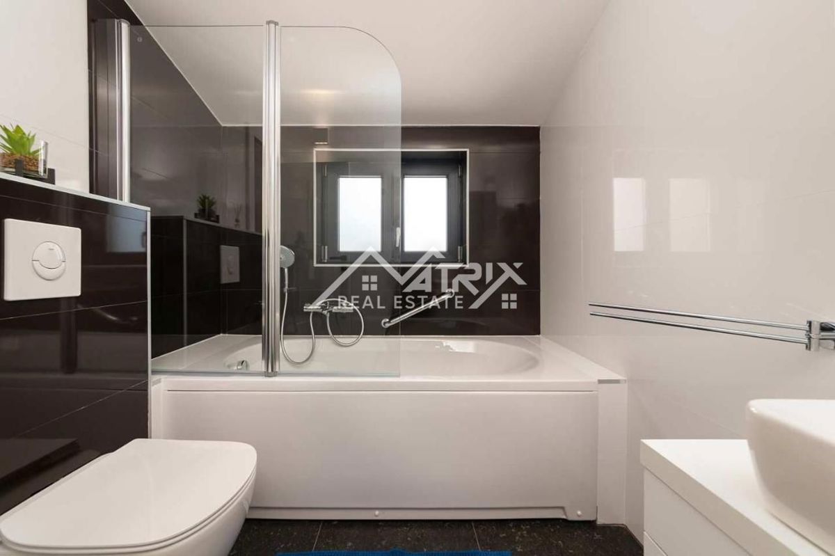 Poreč, luksuzna vila z bazenom le 4 km od centra, Novo!