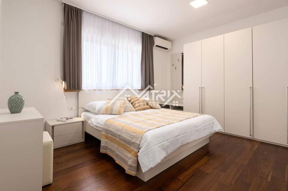 Poreč, luksuzna vila z bazenom le 4 km od centra, Novo!