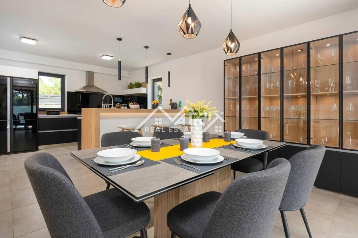 Poreč, luksuzna vila z bazenom le 4 km od centra, Novo!