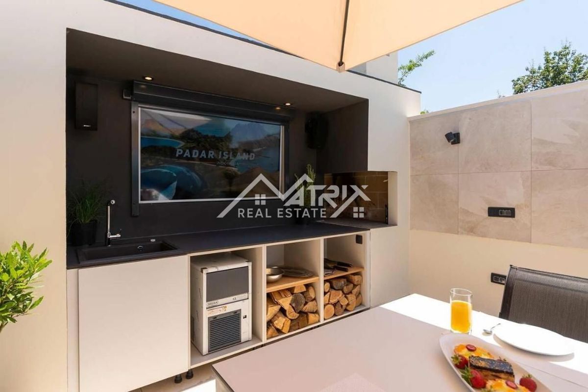 Poreč, luksuzna vila z bazenom le 4 km od centra, Novo!