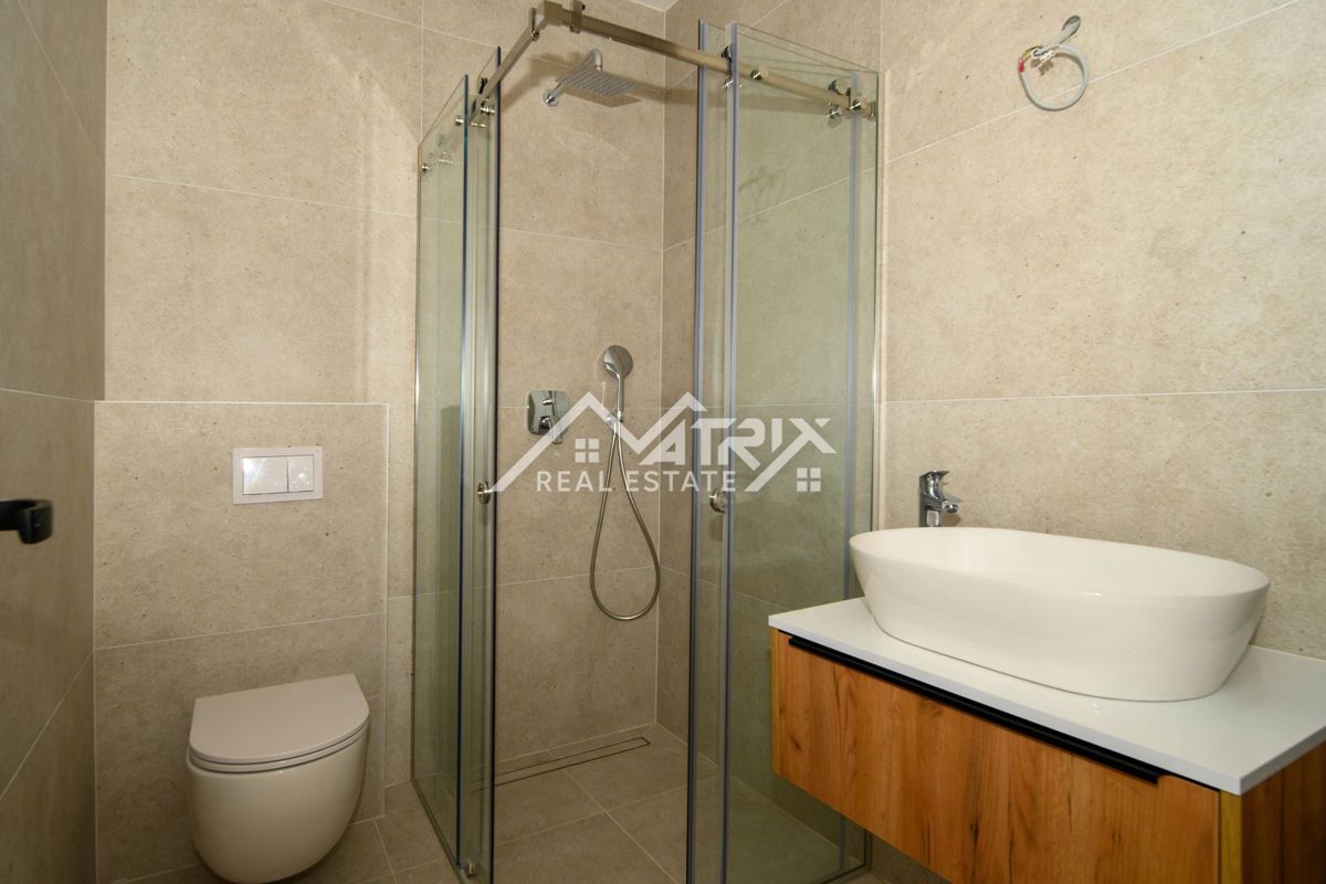 Poreč, moderno stanovanje z bazenom in pogledom na morje!