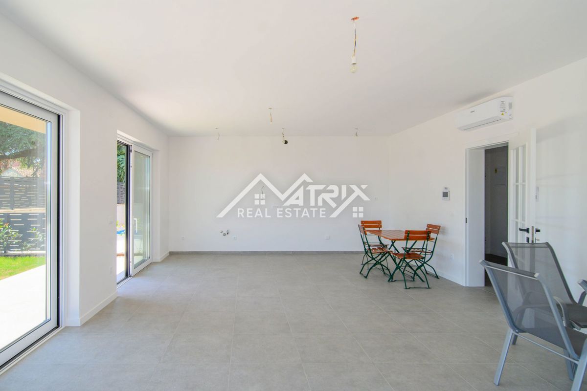 Poreč, moderno stanovanje z bazenom in pogledom na morje!