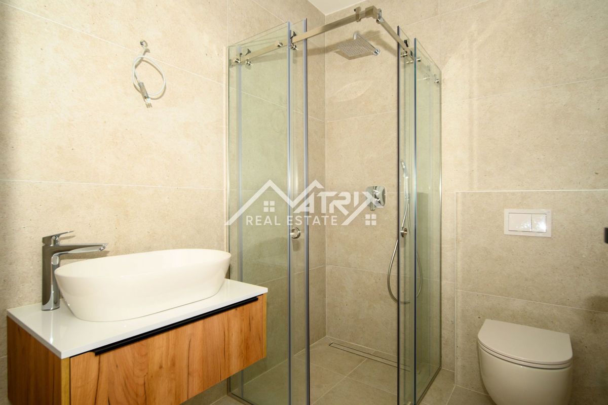 Poreč, moderno stanovanje z bazenom in pogledom na morje!