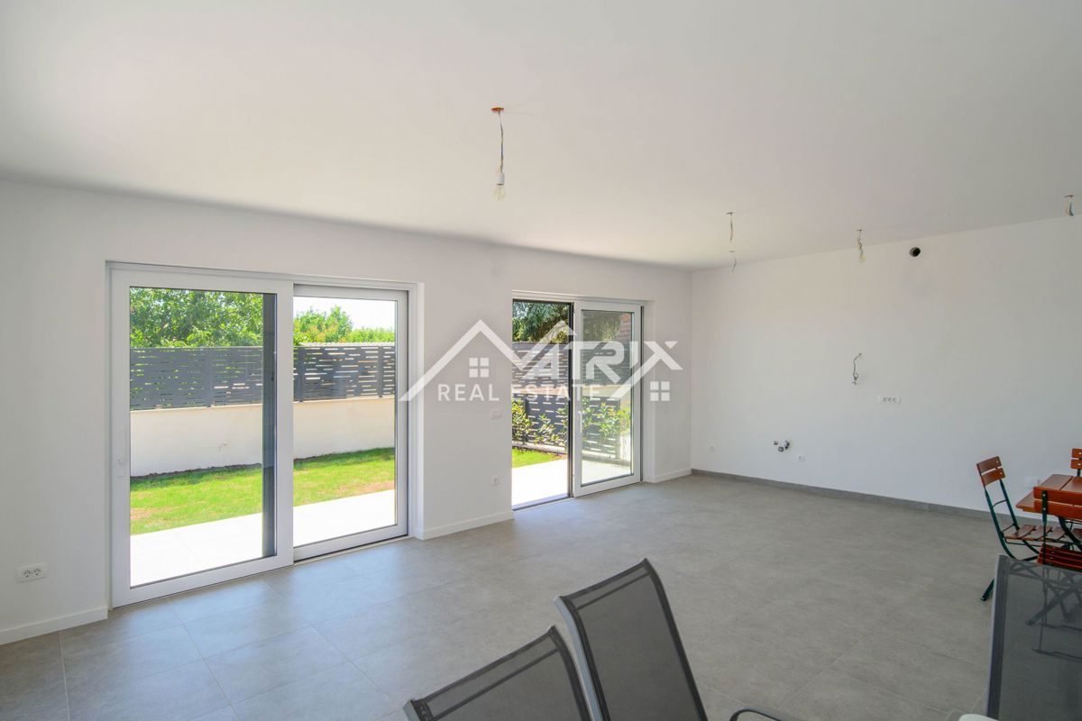 Poreč, moderno stanovanje z bazenom in pogledom na morje!