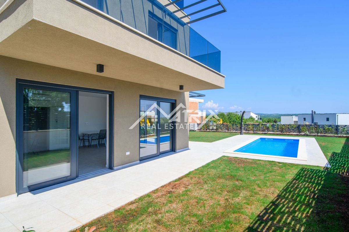 Poreč, moderno stanovanje z bazenom in pogledom na morje!